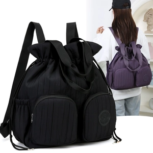 Detailansicht eines wasserdichten Nylon-Rucksacks mit strukturierter Faltentextur