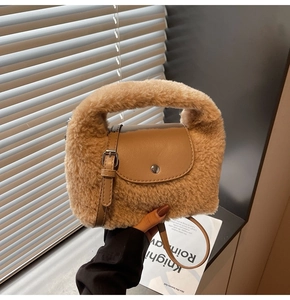 Vue détaillée d'un sac à main en peluche chameau avec bandoulière en cuir et boucle métal
