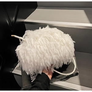 Détail d'un sac à main en plumes d'autruche blanches et moelleuses avec bandoulière fine