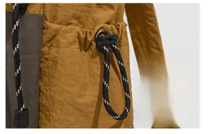 Detail der Kontrastnähte, Nylon-Stoffstruktur und Kordelzug-Stopper am Freizeit-Rucksack