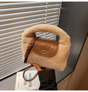 Vue détaillée du sac en peluche beige avec rabat en cuir marron et fermoir métallique