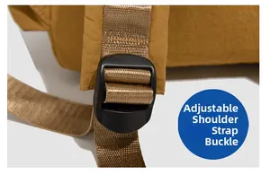 Detail der verstellbaren Schultergurtschnalle am gelben, robusten Nylon-Rucksack