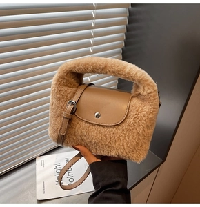 Gros plan du sac à main en peluche marron clair montrant la fourrure et la boucle métal