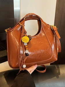 Sac Seau Femme en Cuir PU Brillant Vintage Mode Urbaine Minimaliste Sac à Épaule Bandoulière Avec Pendentif à Pompon Boho