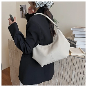 Détail d'un sac à bandoulière demi-lune blanc crème en cuir grainé lychee de qualité