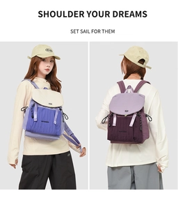 Detailansicht des Rucksacks im Color-Block-Design mit Kordelzug und Schnallendetails
