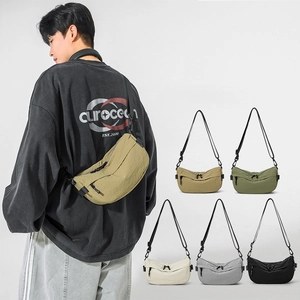 Vue détaillée des sacs bandoulière demi-lune en nylon en cinq couleurs avec sangles