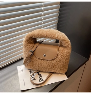Gros plan du sac en peluche beige avec rabat en cuir, bouton pression et texture douce