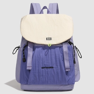 Detail des Nylon-Rucksacks im Color-Block-Design mit Stickerei und seitlichen Schnallen