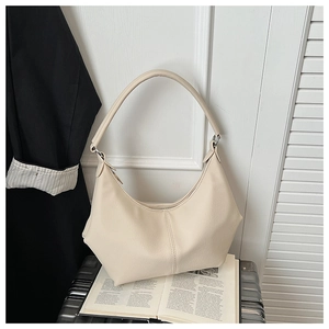 Gros plan du sac à bandoulière crème en cuir grainé avec détails de coutures