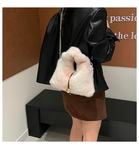Dettaglio borsa di peluche rosa con tracolla a catena argento e ornamento dorato