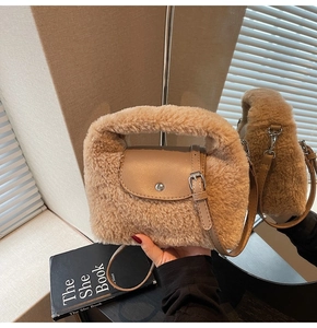 Vue détaillée du sac en peluche camel avec rabat en cuir et boucle argentée réglable