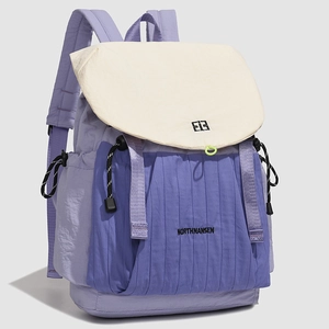 Detail des lila Nylon-Rucksacks mit Kordelzug-Seitentasche und hochwertiger Stofftextur