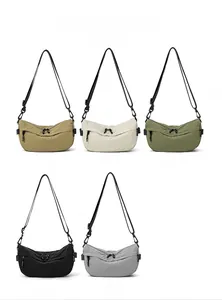 Sac bandoulière en nylon disponible en kaki beige vert noir et gris avec bandoulière