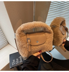 Détails du sac à main en peluche kaki avec garniture en cuir lisse et fermoir métal