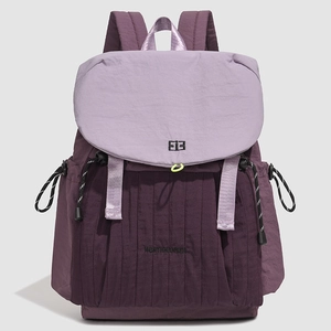 Detail eines wasserfesten Nylon-Rucksacks mit lila Kontrastfeldern und Seitentaschen