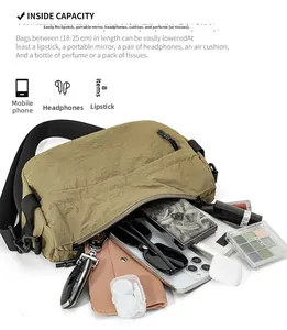 Détail d'un sac bandoulière en nylon kaki montrant l'espace intérieur pour vos objets du quotidien
