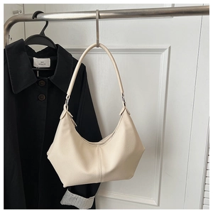 Détail du sac croissant blanc cassé en cuir PU grainé avec boucle en métal argenté