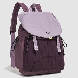 Detailansicht aus wasserfestem Stoff mit Kordelzug-Seitentasche an einem Techwear-Rucksack