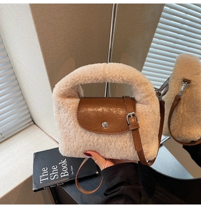 Détail du sac à main en peluche crème avec bandoulière en cuir marron et boucle métal