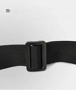 Gros plan détaillé d'une boucle réglable en plastique noir sur une bandoulière en nylon