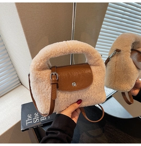 Détail du sac à main en peluche crème avec rabat en cuir brun et bandoulière réglable