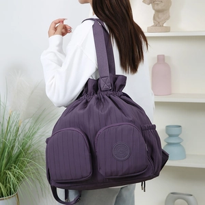 Detailansicht lila wasserdichter Rucksack mit vertikaler Steppung und Kordelzug