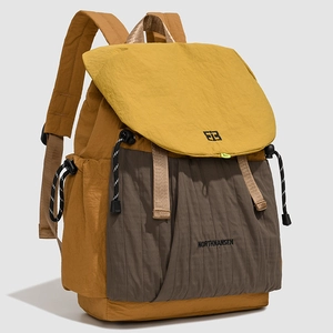Detailansicht des wasserabweisenden Nylonstoffs und Logo-Details auf dem Rucksack