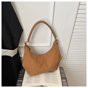 Détail du sac demi-lune marron en cuir synthétique grainé avec fermeture éclair argentée