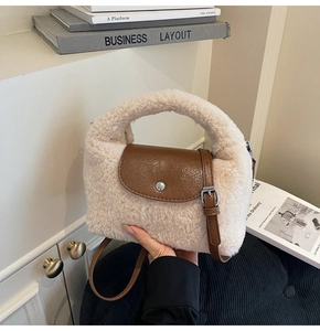 Détail du sac bandoulière en peluche beige avec rabat en cuir marron et bouton argenté