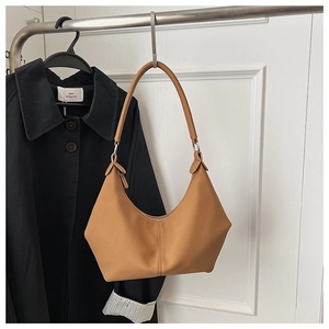 Vue détaillée du sac Hobo couleur camel montrant le pliage géométrique et la bandoulière