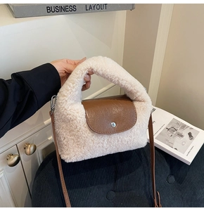 Détail du sac à main en peluche avec rabat en cuir marron et bouton-pression argenté