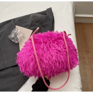 Détail du sac à main en plumes rose vif à texture douce avec bandoulière assortie