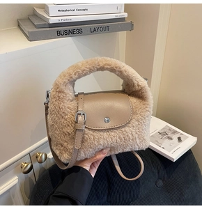 Détail d'un mini sac en peluche et similicuir avec fermoir magnétique tenu à la main