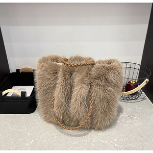 Detailansicht der braunen Plüschtasche mit geflochtenen Griffen und goldenem Reißverschluss