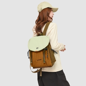 Detaillierte Seitenansicht des mehrfarbigen Nylon-Rucksacks mit verstellbaren Gurten