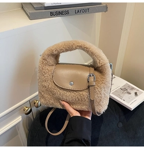 Détail du sac bandoulière en peluche kaki montrant la texture de fourrure et le rabat en cuir