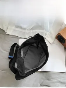 Vista dettagliata dell'ampio scomparto interno e della tasca con cerniera della borsa a tracolla