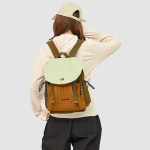 Detailansicht des kontrastfarbenen Rucksacks mit verstellbaren Schnallen und Webband-Details