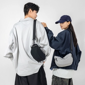 Vue latérale de sacs bandoulière demi-lune noirs et gris sur modèles avec bandoulière