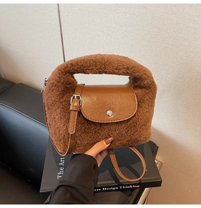 Détail de la texture pelucheuse caramel et du cuir sur ce sac à bandoulière chic