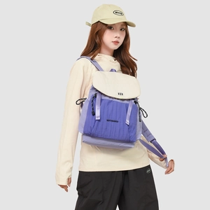 Detail eines Nylon-Rucksacks mit Kordelzugverschluss und verstellbaren Trägern