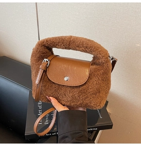 Détail de la texture en fausse fourrure marron et rabat en cuir d'un sac bandoulière chic