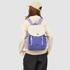 Rückansicht eines Modells mit dem lila-weißen Kontrast-Rucksack für Damen auf Reisen
