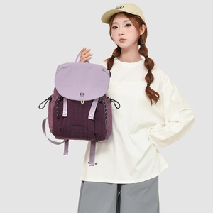 Detail eines lila Rucksacks im Color-Block-Design mit Kordelzugtaschen und Trägern