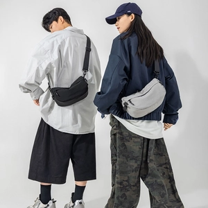 Vue détaillée des sacs à bandoulière en nylon noir et gris clair avec sangles réglables