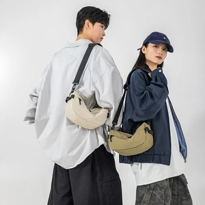 Détail de sacs bandoulière croissants en nylon minimalistes beige et kaki pour citadins