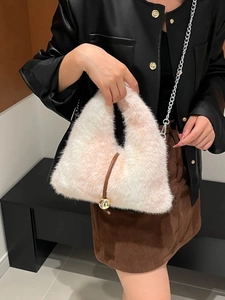 Borsa a tracolla in peluche rosa sfumato con catena e ciondolo a sfera dorata