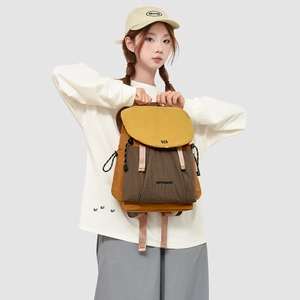Detail eines mehrfarbigen Vintage-Rucksacks mit Schnalle und Kordelzug auf dem Rücken
