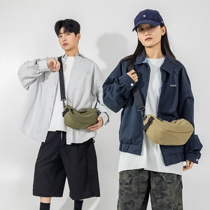 Détails des sacs bandoulière demi-lune vert olive et kaki avec sangles réglables